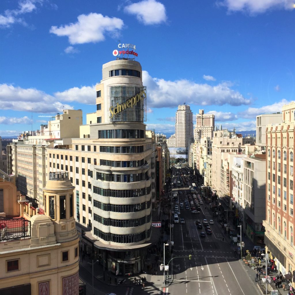 Edificio Carrión con luminoso Schweppes en Gran Vía de Madrid