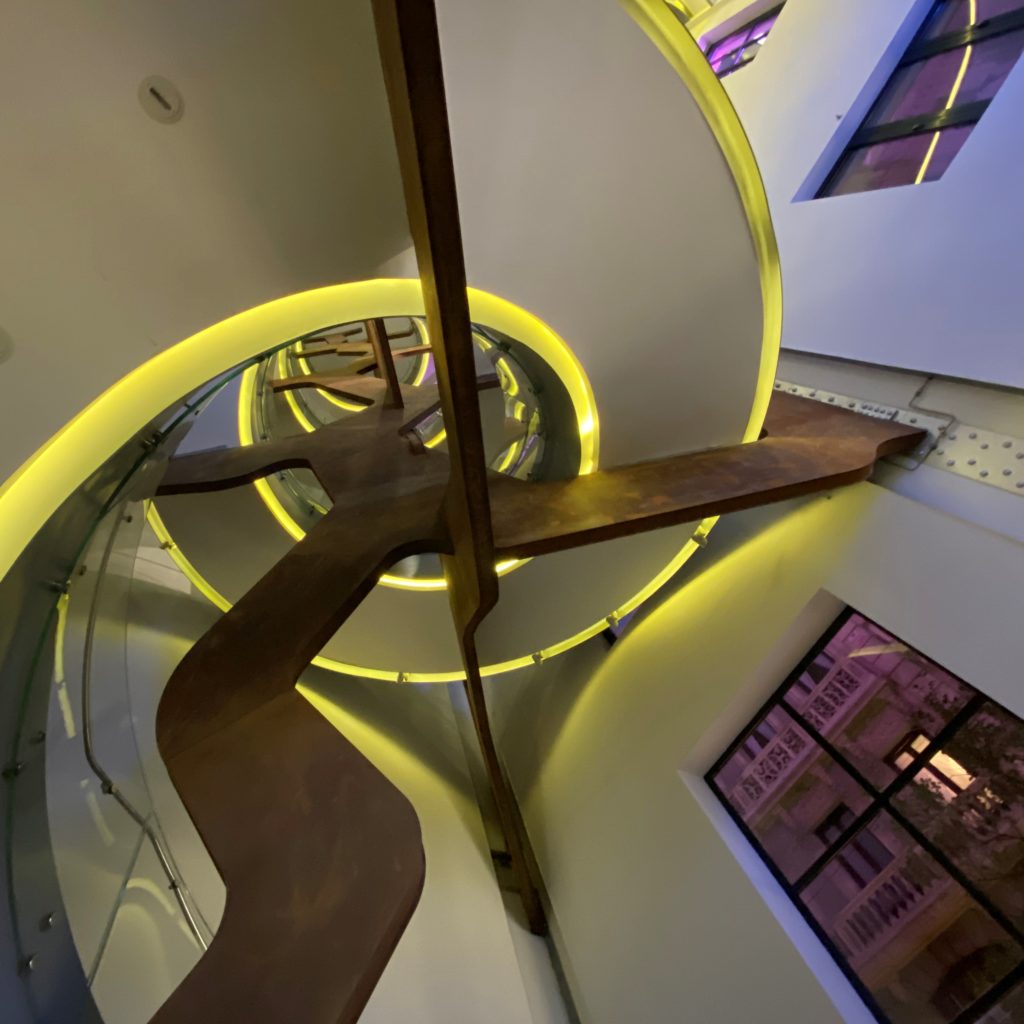 escaleras fundación telefónica madrid en visita tour de arquitectura por Gran Vía desde sus mejores azoteas