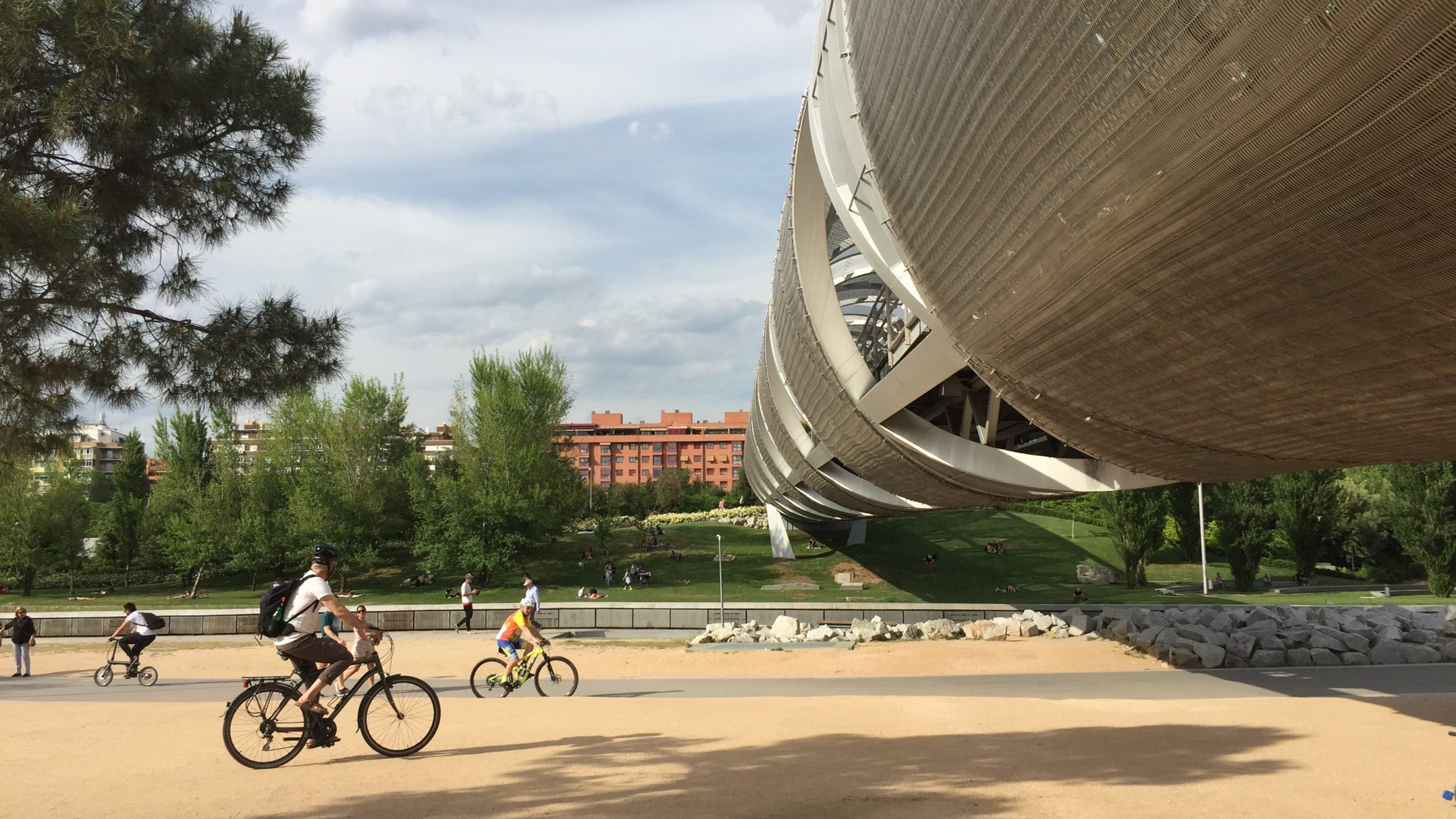 Puente de Dominique Perrault en architour por Madrid Río y Casa de Campo en bici
