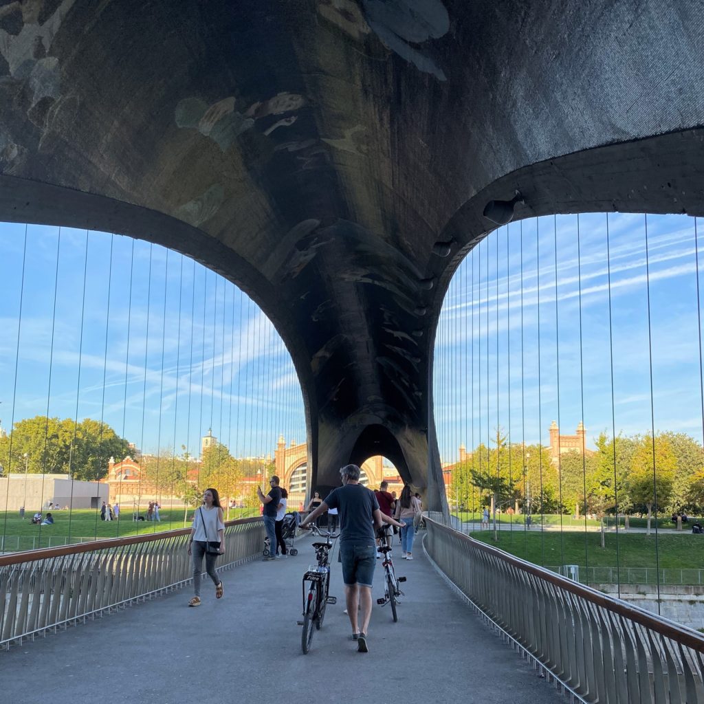 private architecture tour Madrid Rio
puente west8 y daniel canogar en tour en bici por madrid río