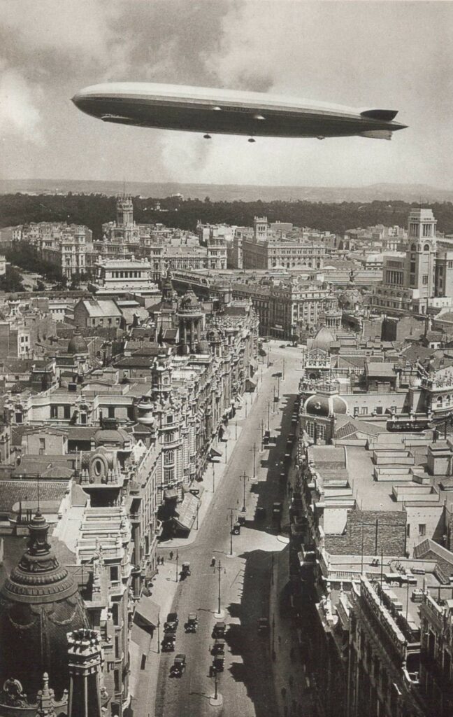 Madrid Gran Vía con un zeppelin
